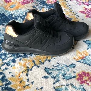 574 Newbalance Classic Sneakers in Gold and black